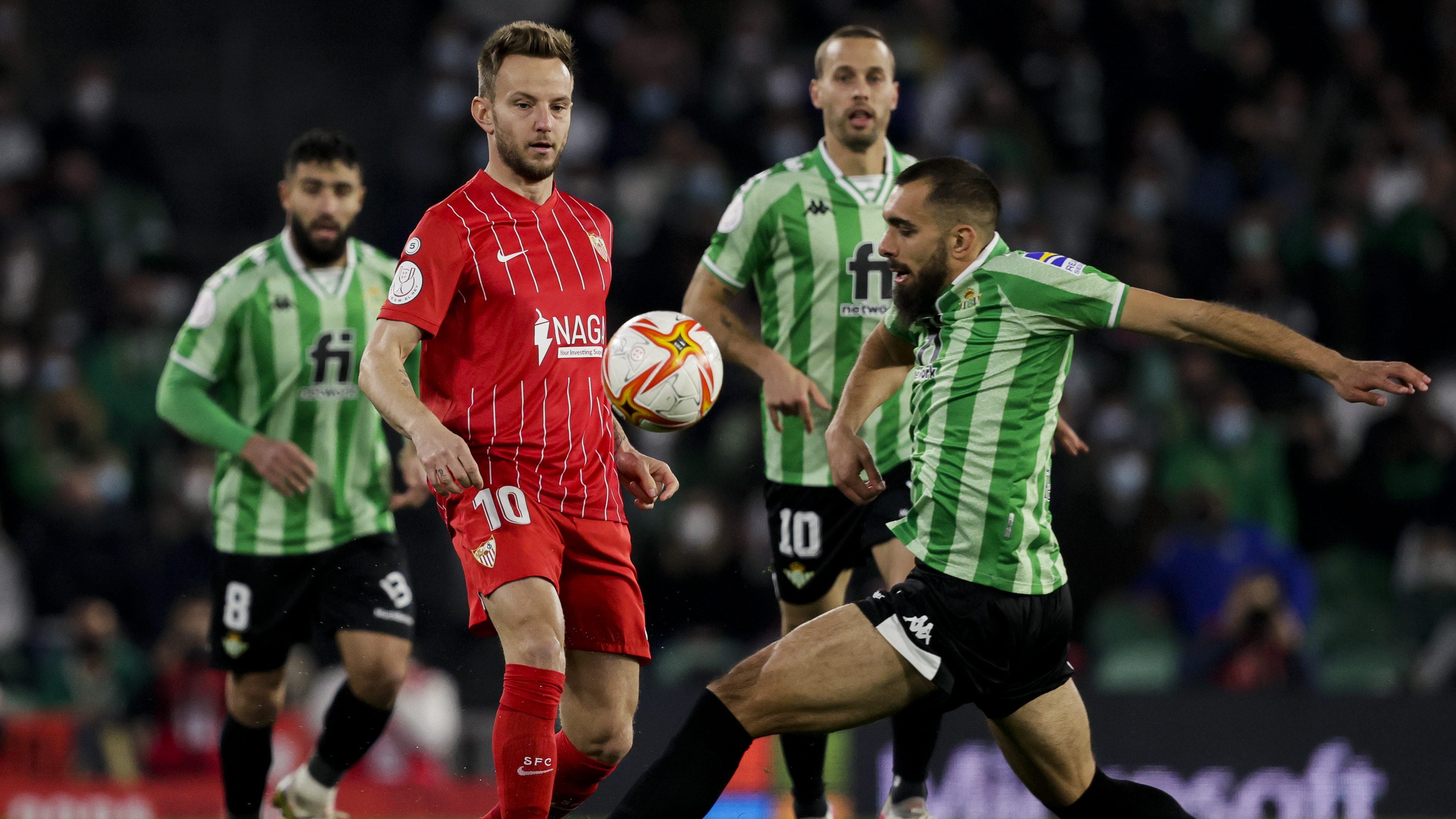 Ivan Rakitic del Sevilla y Borja Iglesias del Real Betis.