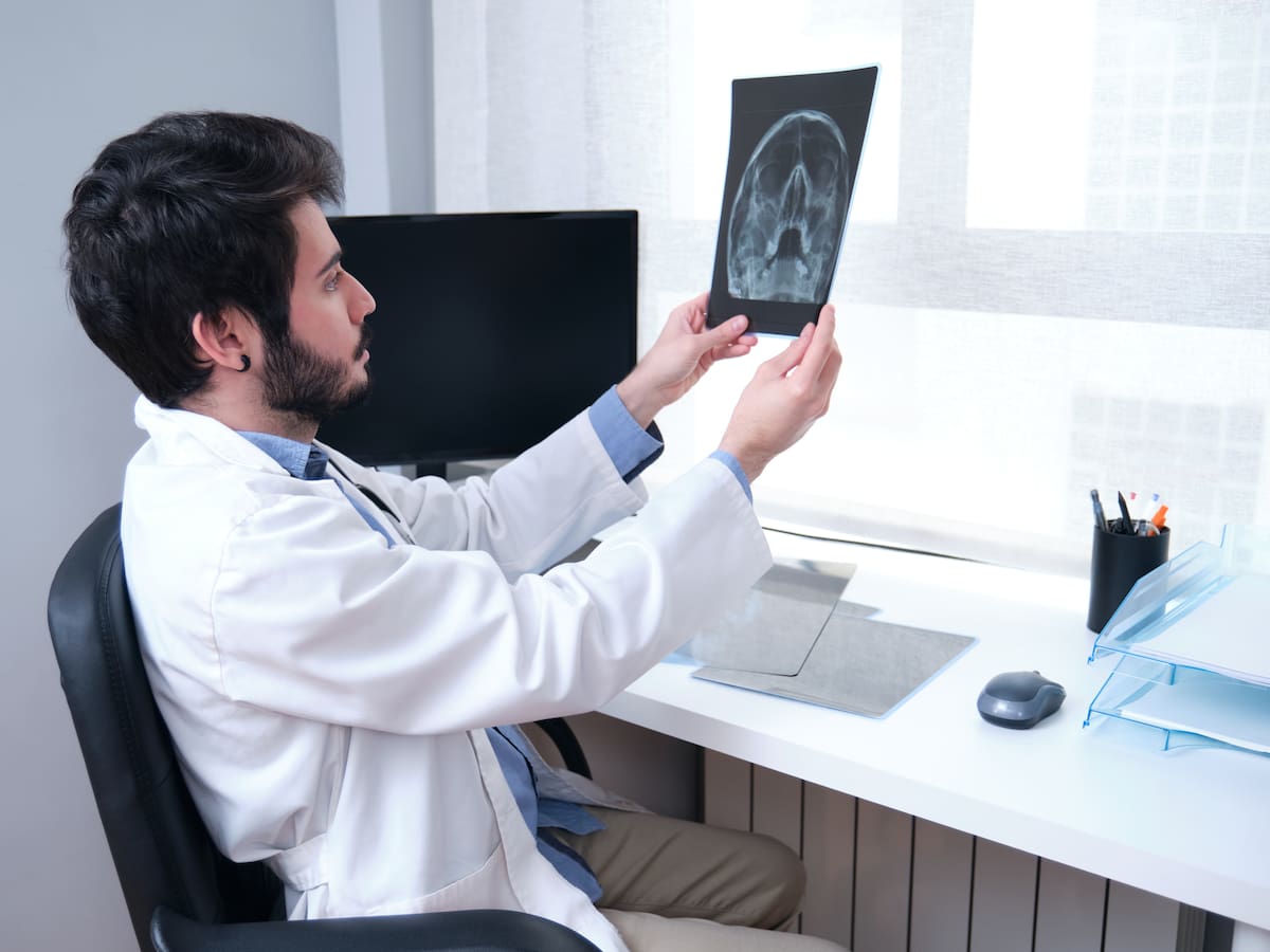 ¿Qué hacen y cuándo ganan los técnicos en imagenología en Chile? Sueldos actualizados a 2025