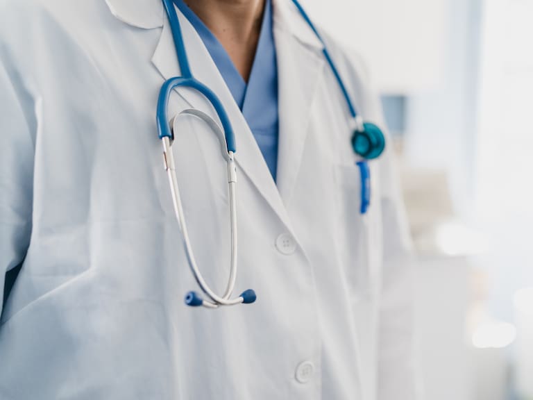 ¿Cuánto gana un médico en Chile? Revisa cifras actualizadas de 2024 sobre sueldo y empleabilidad