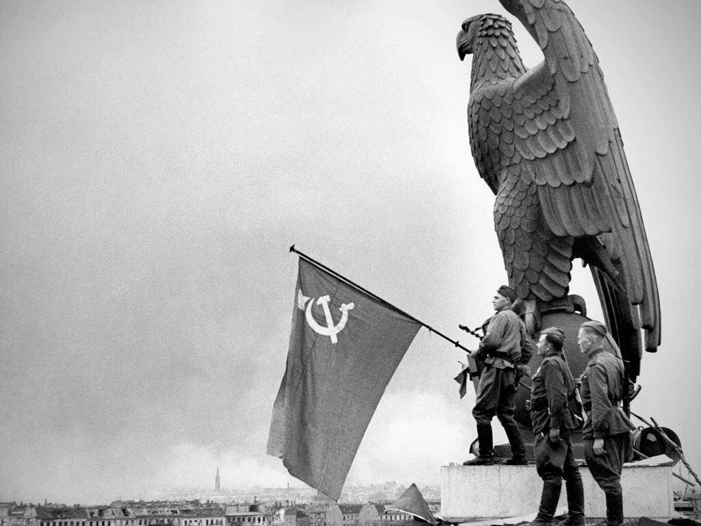 Soldados soviéticos levantan la bandera de la URSS al ganar la Batalla de Berlín