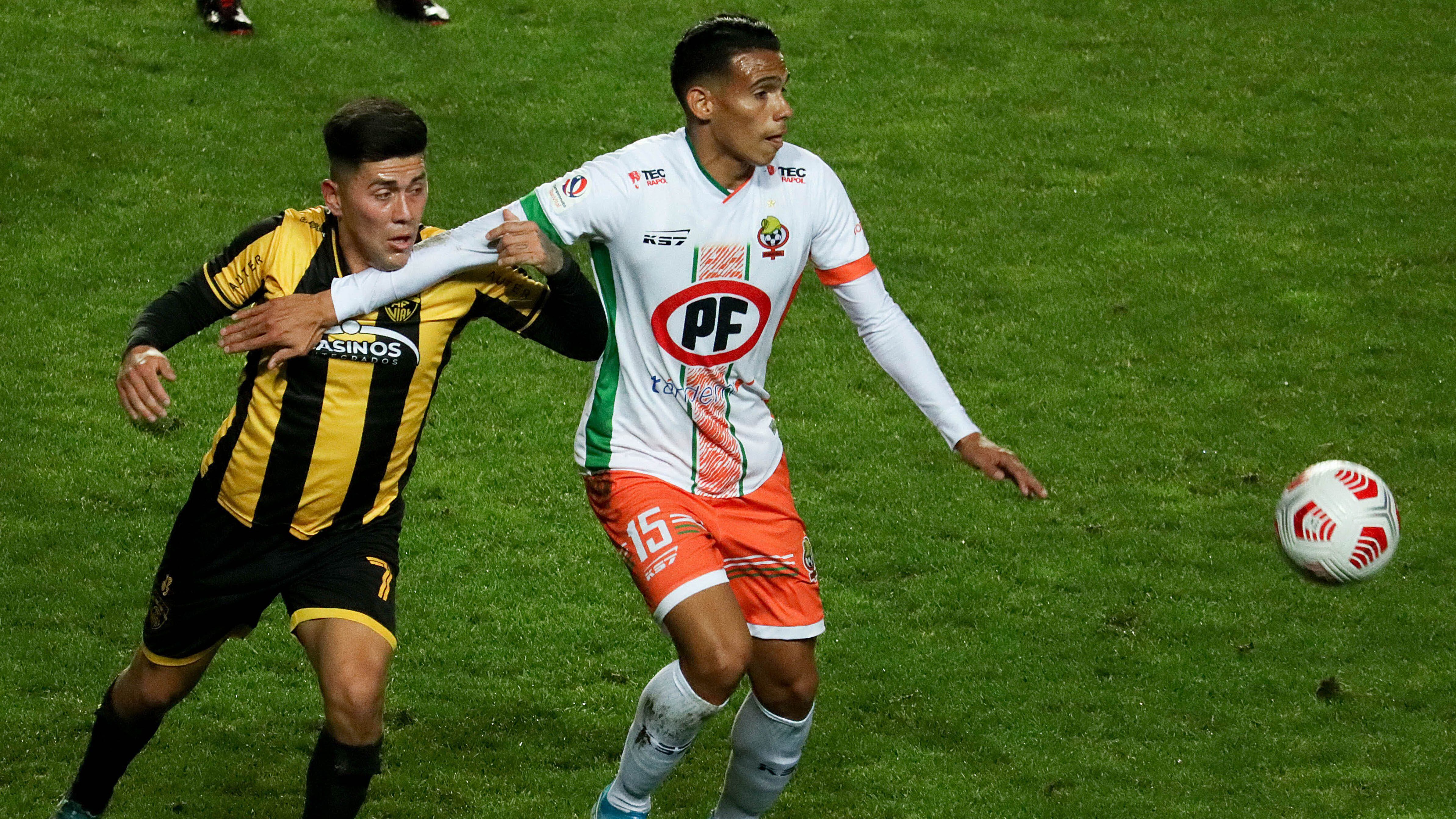 22 DE JUNIO DE 2021/ CONCEPCIONLuis Felipe Pinilla (i) y Brayan Hurtado (d) ,durante el partido de ida valido por la segunda ronda de la Copa Chile 2021 , entre Arturo Fernandez Vial y Cobresal, disputado en el Estadio Ester Roa Rebolledo.
FOTO: CAMILO CASTRO SANHUEZA/AGENCIAUNO