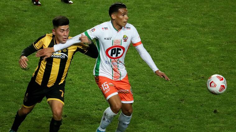 22 DE JUNIO DE 2021/ CONCEPCIONLuis Felipe Pinilla (i) y Brayan Hurtado (d) ,durante el partido de ida valido por la segunda ronda de la Copa Chile 2021 , entre Arturo Fernandez Vial y Cobresal, disputado en el Estadio Ester Roa Rebolledo.
FOTO: CAMILO CASTRO SANHUEZA/AGENCIAUNO