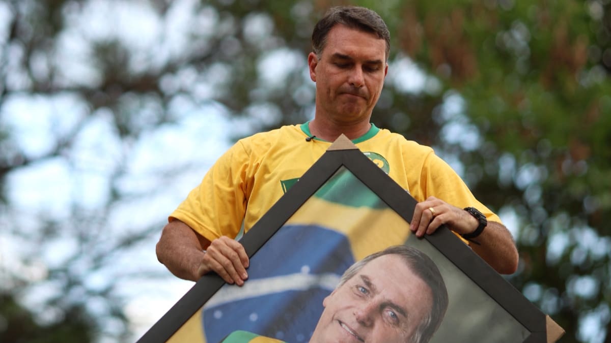 Elecciones en Brasil ¿Qué tan parecido es Flávio Bolsonaro a su padre?, experto responde