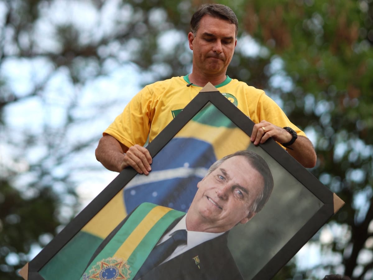 Elecciones en Brasil ¿Qué tan parecido es Flávio Bolsonaro a su padre?, experto responde