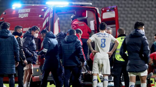 Nanu of FC Porto (down) receives medical assistance after losing consciousness after collision with Belenenses SAD goalkeeper Stanislav Kritciuk during the Portuguese League football match between Belenenses SAD and FC Porto at Jamor stadium in Oeiras, Portugal on February 4, 2021. (Photo by Pedro Fiúza/NurPhoto via Getty Images)