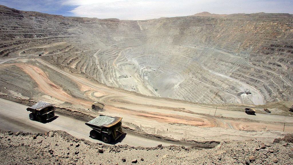 (FILE) A couple of gigantic Komatsu 930, 330 metric tons lorries arrive with their load at the Chuquicamata copper mine, in the desert town of Calama, 1000 km north of Santiago, Chile, 25 October, 2005. Chilean state mining firm Codelco saidon January 2, 2012 it was exercising its option to buy a 49 percent stake in a copper mining venture held by Anglo American in the latest twist of a long legal battle. AFP PHOTO MARTIN BERNETTI (Photo credit should read MARTIN BERNETTI/AFP via Getty Images)