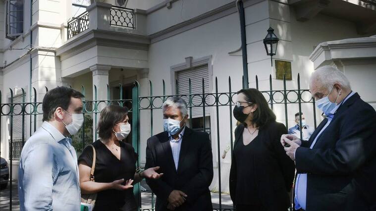 12 de enero del 2022/SANTIAGOJuan Pablo Swett Presidente Multigremial , Gianina Figueroa Presidenta Unapyme , Juan Araya Presidente de CNDC , Helen Kouyoumdjya Fedetour , Luis Solis Presidente Ipees Juan Araya Presidente de CNDC , después de la reunión con representantes de la PYME, en el comando del Presidente electo, en Condell 249, en la comuna de Providencia.
FOTO: PABLO OVALLE ISASMENDI / AGENCIAUNO