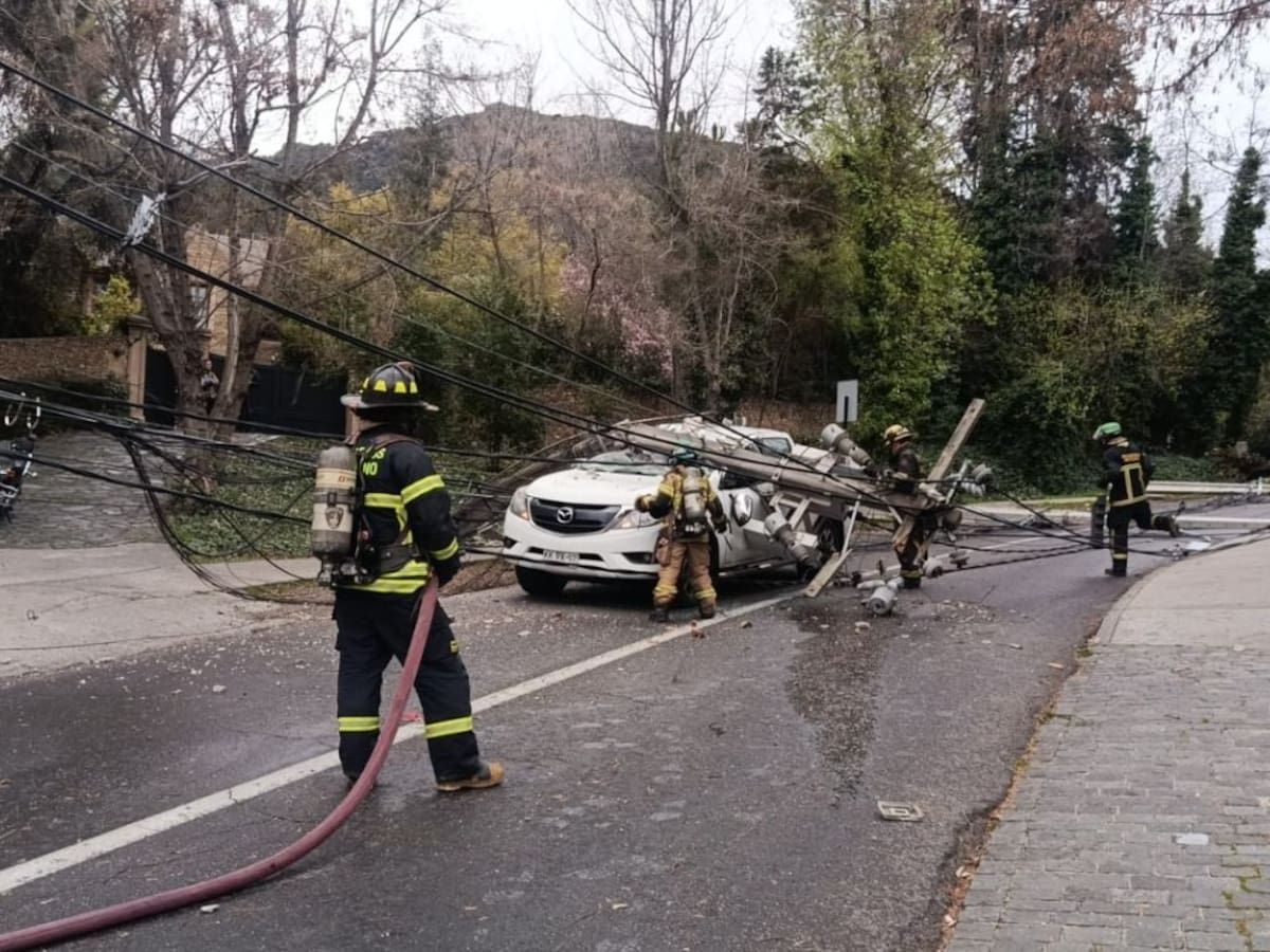Reportan caída de postes y árboles en Santiago por fuertes vientos