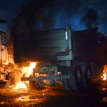 Desconocidos protagonizan ataque incendiario en Cautín: 15 vehículos fueron quemados