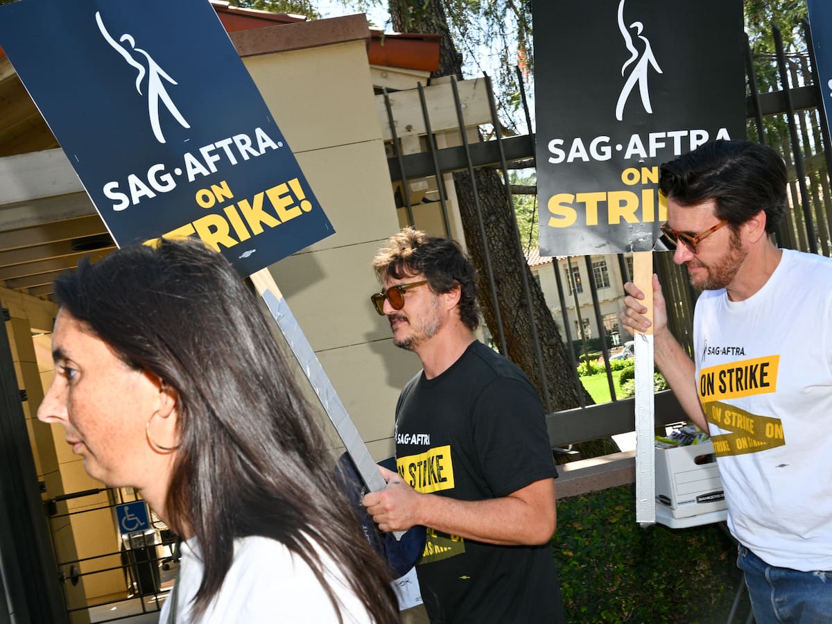 Trabajadores y actores de Hollywood ratifican convenio con los estudios que puso fin a la huelga