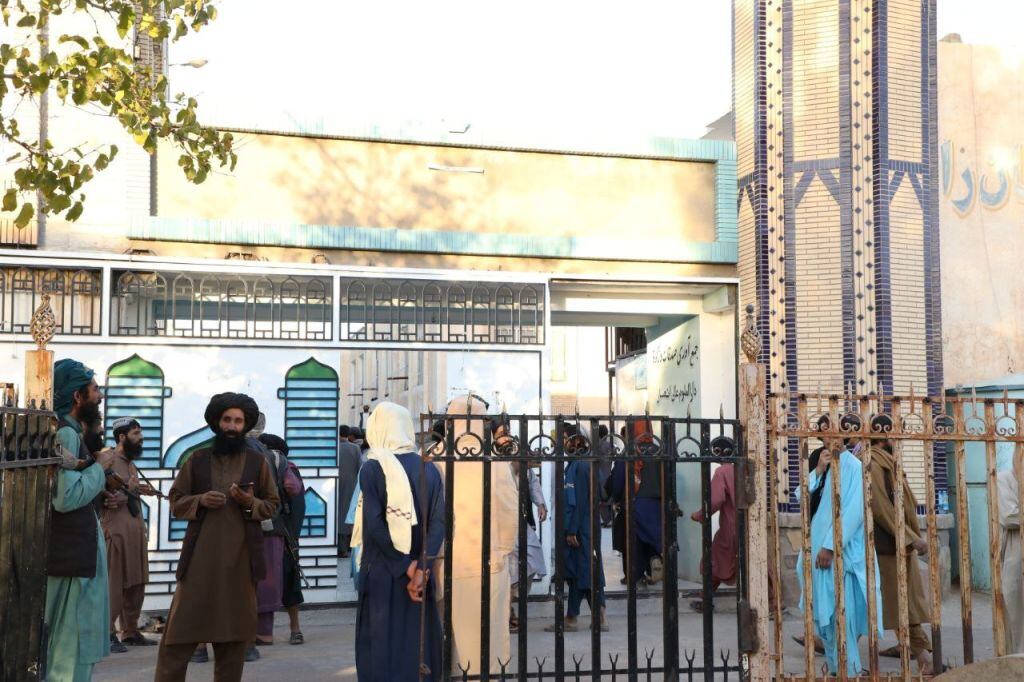 Personas esperan afuera de la mezquita que sufrió un atentado en Afganistán