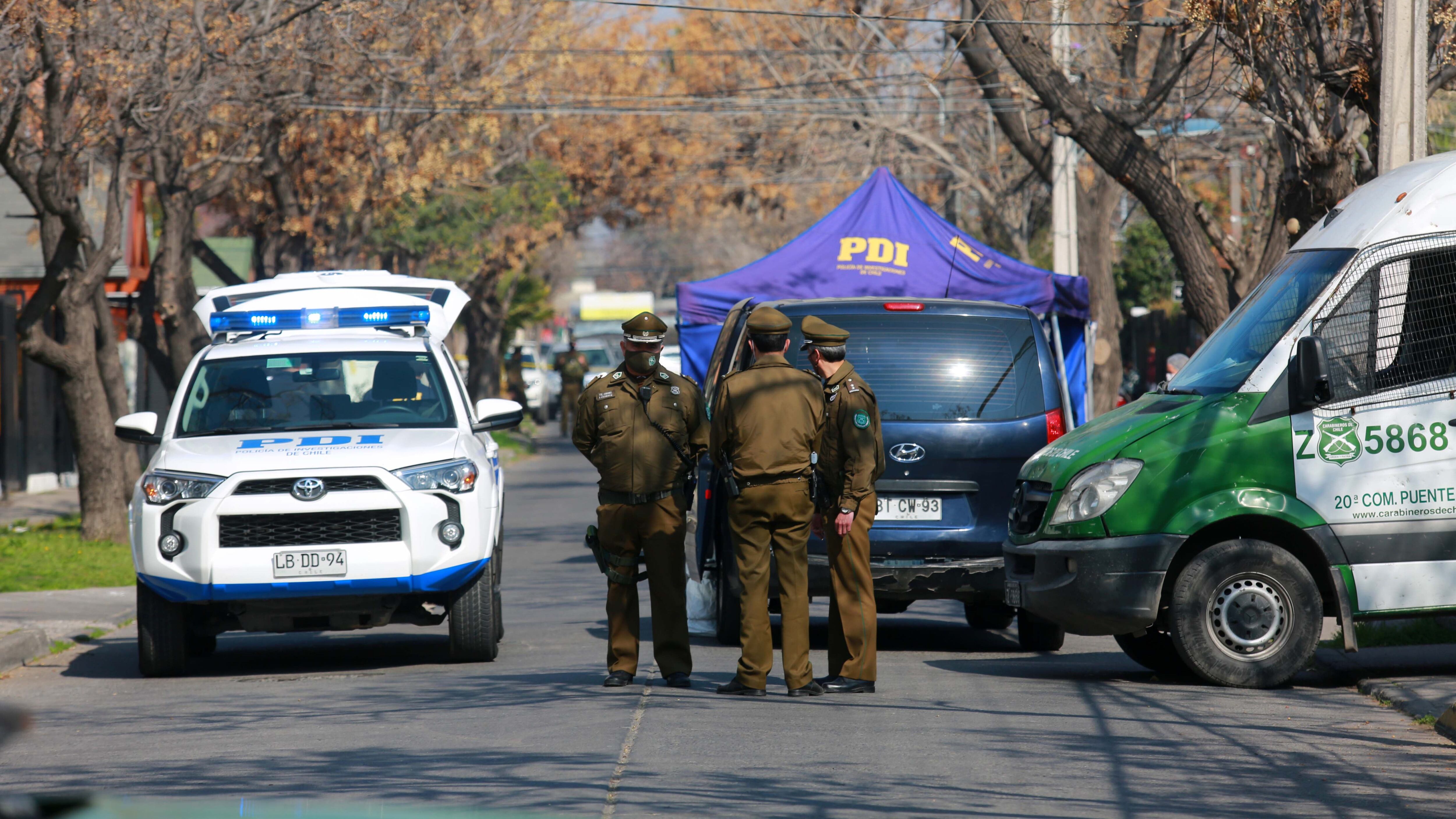 13 de Agosto de 2020/SANTIAGO
Personal policial pereciendo el lugar, durante operativo policial donde un delincuente es abatido por personal de la PDI a tiros y otro escapo en una motocicleta, tras que estos realizaban un asalto en el sector de de Av Trinidad de la comuna de La Florida , en medio de la pandemia de COVID-19.
FOTO: JOSE FRANCISCO ZUÑIGA/AGENCIAUNO