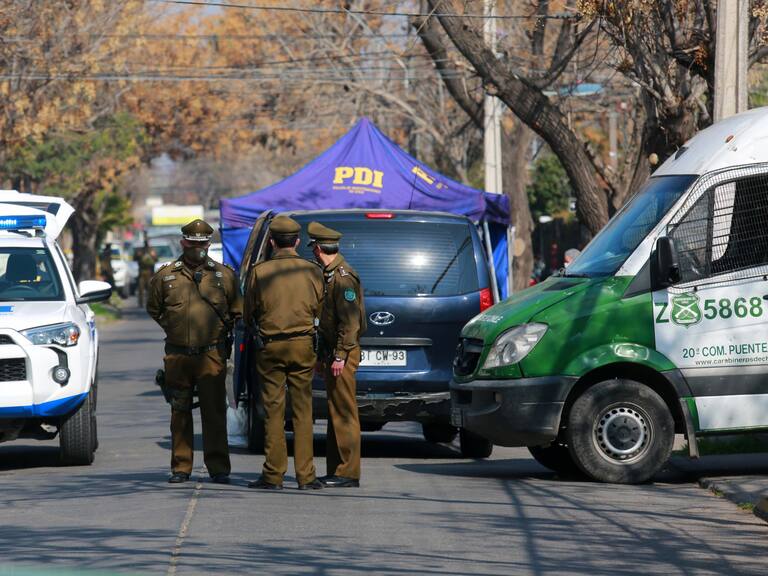 13 de Agosto de 2020/SANTIAGO
Personal policial pereciendo el lugar, durante operativo policial donde un delincuente es abatido por personal de la PDI a tiros y otro escapo en una motocicleta, tras que estos realizaban un asalto en el sector de de Av Trinidad de la comuna de La Florida , en medio de la pandemia de COVID-19.
FOTO: JOSE FRANCISCO ZUÑIGA/AGENCIAUNO