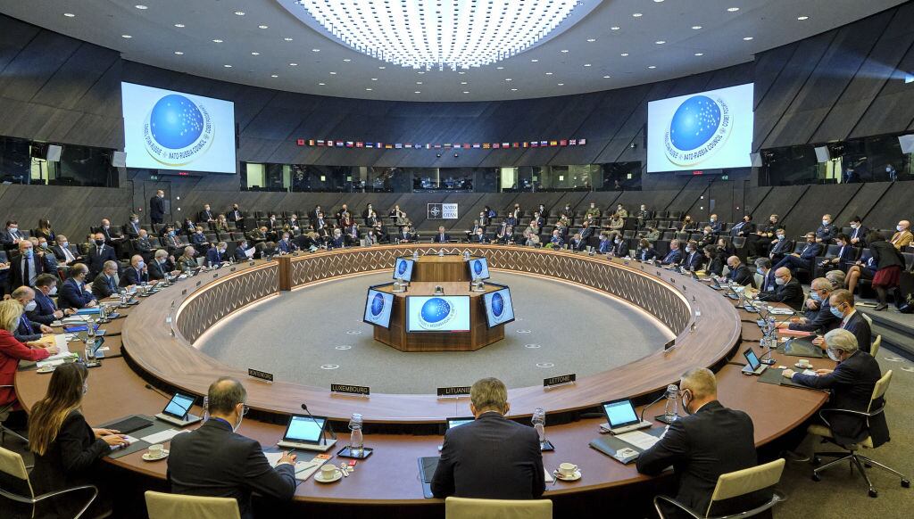 Imagen de la cita de la OTAN y Rusia en la sede de la alianza en Bruselas