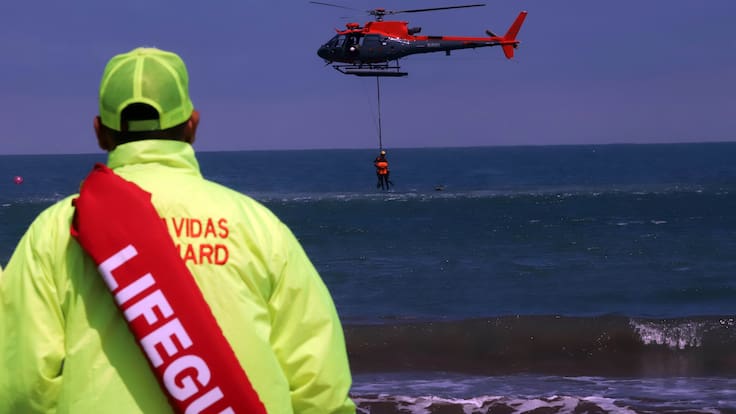 “Pensaron que se iban a ahogar”: el crudo relato del carabinero que salvó a dos hermanas y a su padre en playa de Mejillones