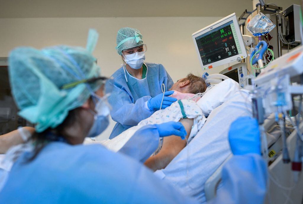 Trabajadores de la salud atienden a paciente Covid-19 en Bélgica