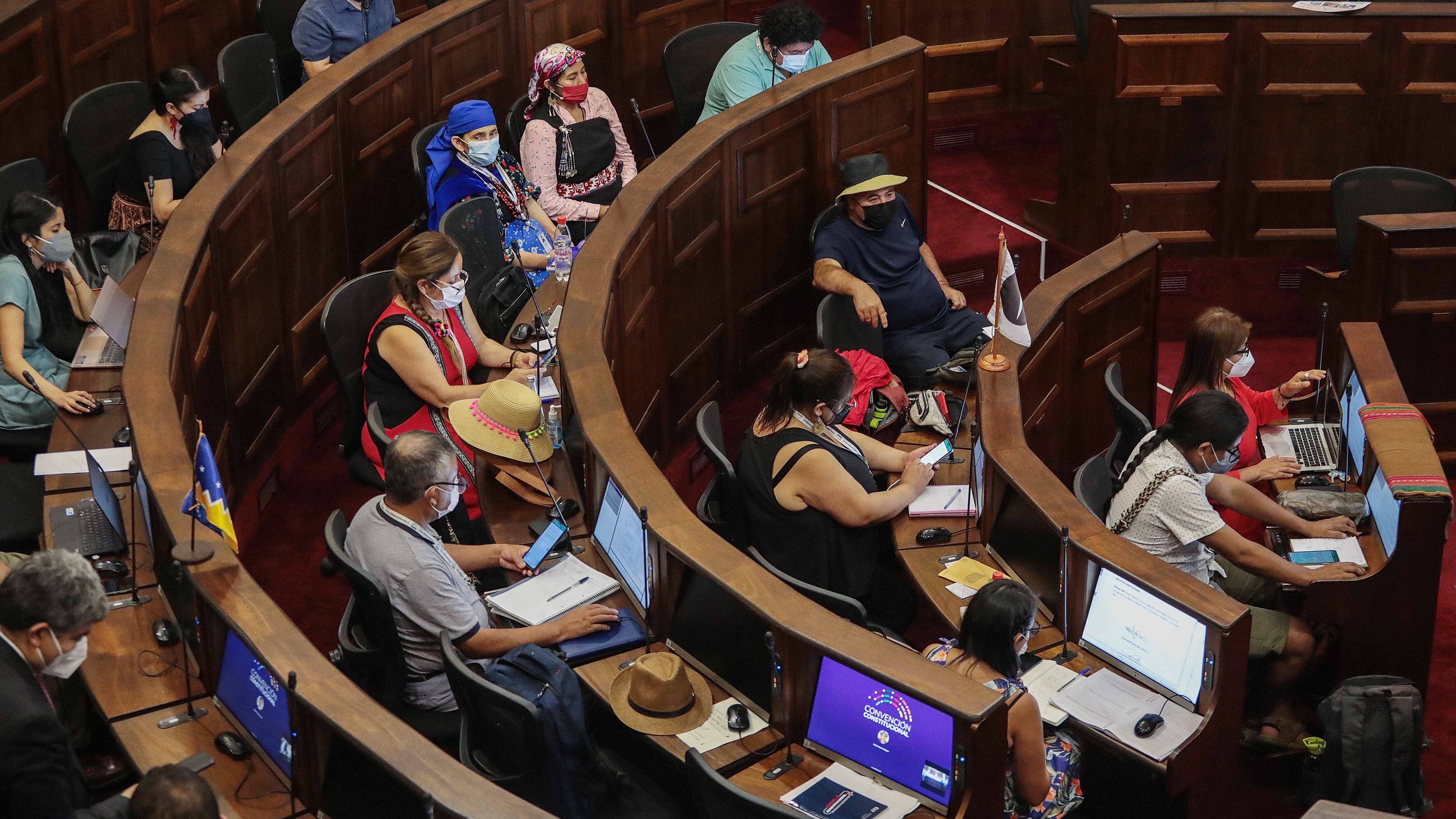 2 de febrero del 2022/SANTIAGOConvencionales durante la sesión N°52, Pleno Convención Constitucional toma conocimiento de las iniciativas constituyentes convencionales, populares e indígenas que han sido distribuidas a comisiones por la Mesa Directiva.
FOTO: SEBASTIAN BELTRAN GAETE/AGENCIAUNO