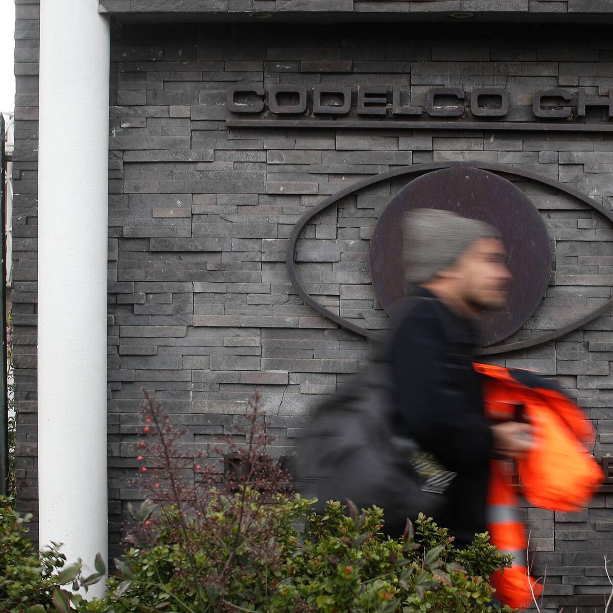 Sindicato de Codelco denuncia despidos injustificados y acusa “improvisación” de la administración