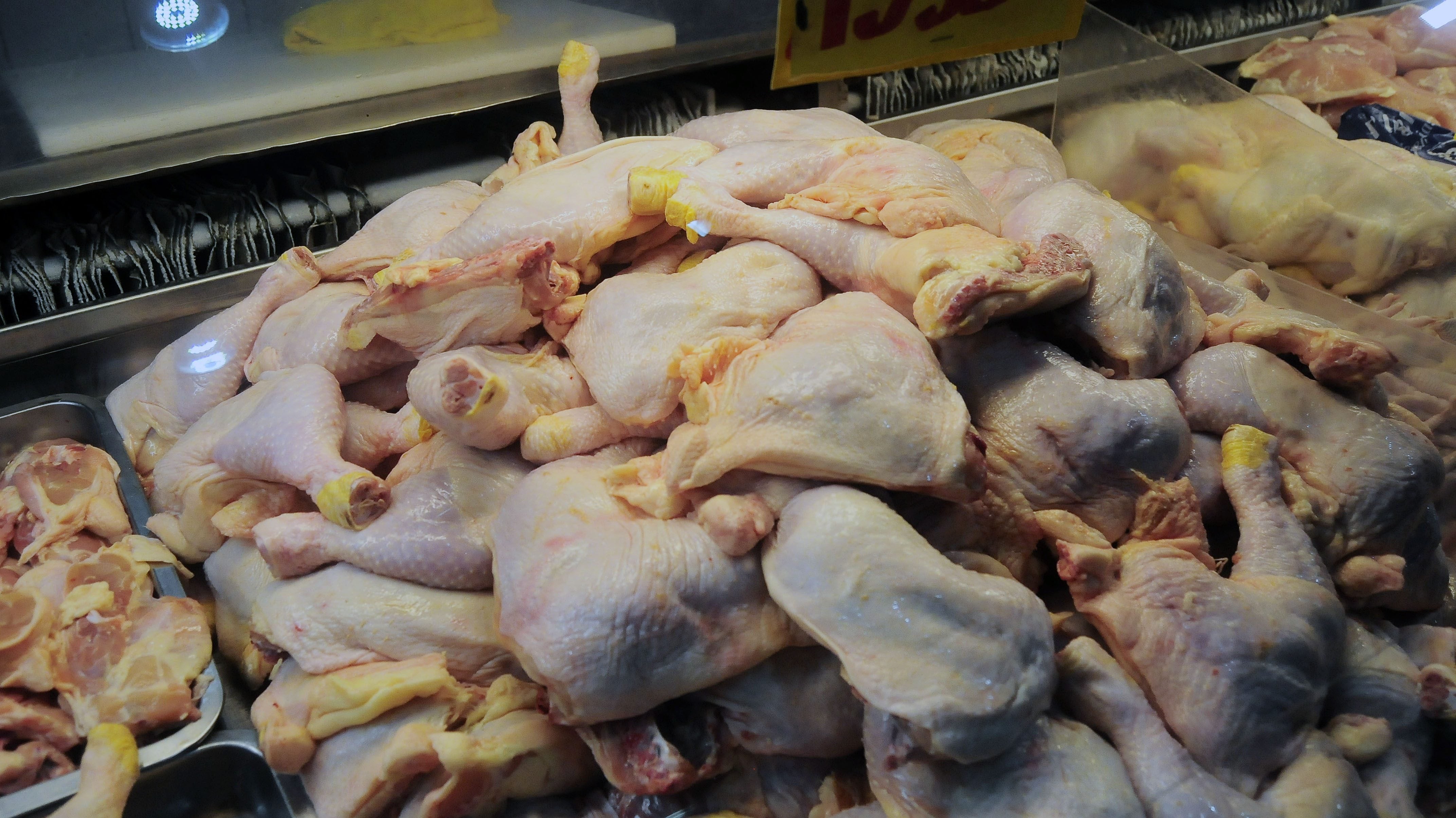 Demandaron a supermercados por colusión de los pollos
