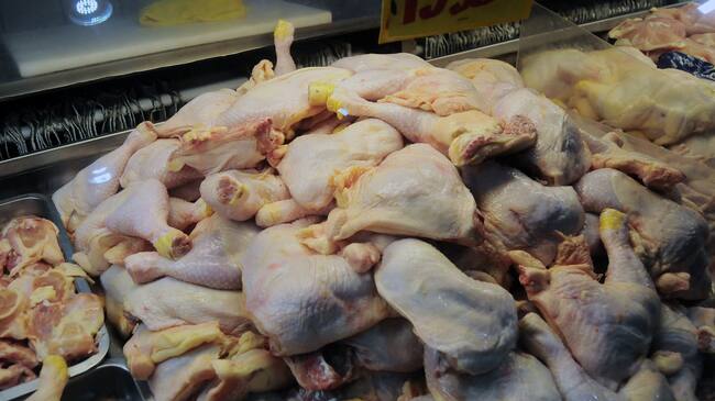 Demandaron a supermercados por colusión de los pollos