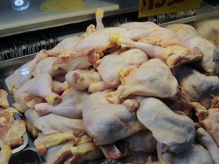 Demandaron a supermercados por colusión de los pollos