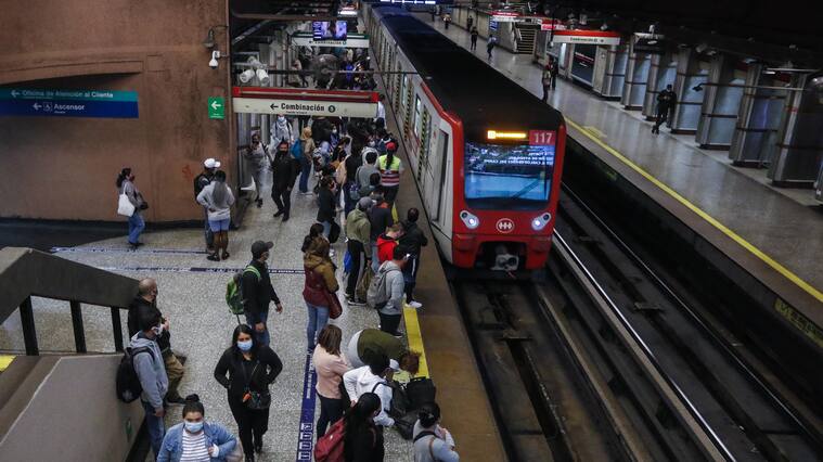 12 de abril del 2021/SANTIAGOCientos de personas, esperan el tren subterráneo del Metro de Santiago, durante la segunda semana de cuarentena en la región metropolitana, tras registrarse los índices de contagios más altos de esta pandemia.
FOTO: SEBASTIAN BELTRAN GAETE/AGENCIAUNO