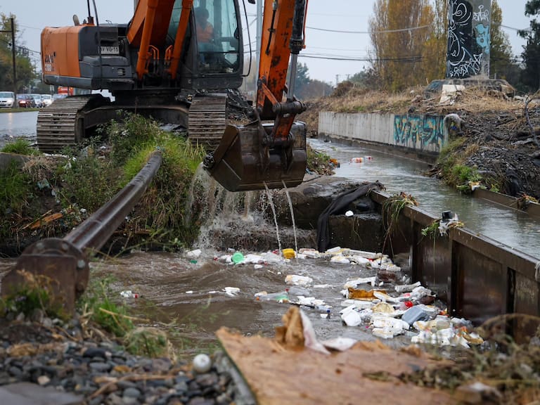 Alcalde Vodanovic asegura que desborde del canal Santa Marta es “inminente”