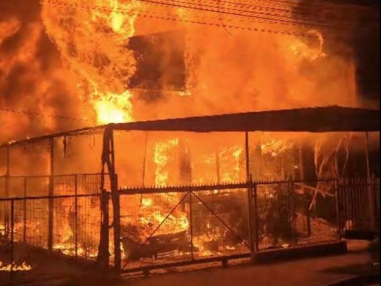 Incendio destruye 4 casas en Frutillar: buscan a mujer que fue reportada como desaparecida