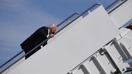 Joe Biden cayó tres veces en escalera de avión