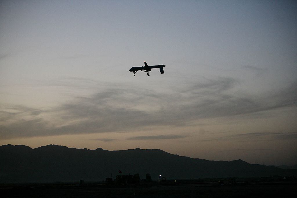 Un dron militar vuela sobre  el territorio afgano