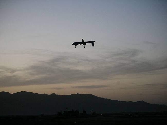 Un dron militar vuela sobre el territorio afgano