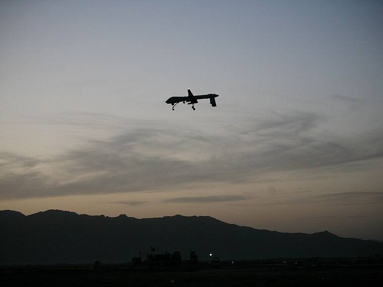 Un dron militar vuela sobre el territorio afgano