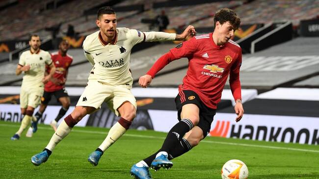 MANCHESTER, ENGLAND - APRIL 29: Victor Lindeloef of Manchester United is closed down by Lorenzo Pellegrini of Roma during the UEFA Europa League Semi-final First Leg match between Manchester United and AS Roma at Old Trafford on April 29, 2021 in Manchester, England. Sporting stadiums around Europe remain under strict restrictions due to the Coronavirus Pandemic as Government social distancing laws prohibit fans inside venues resulting in games being played behind closed doors. (Photo by Michael Regan/Getty Images)