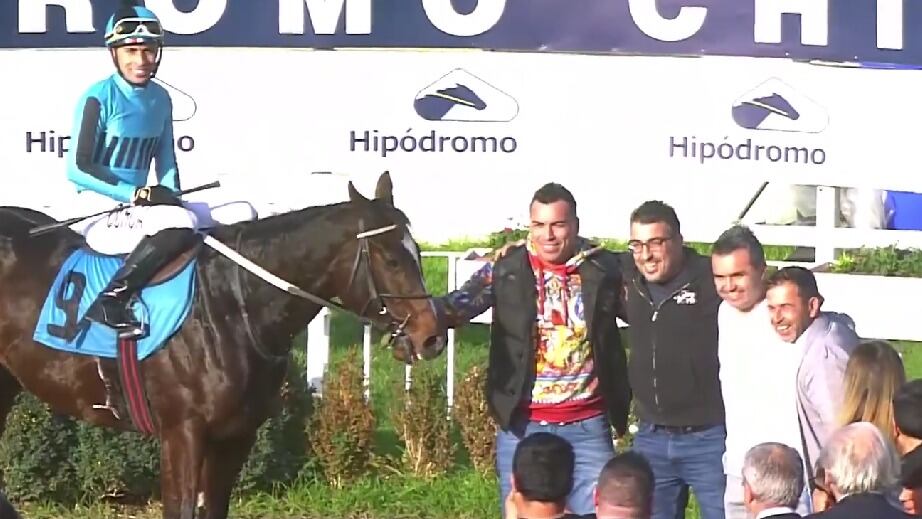 Esteban Paredes y Leo Monje celebran tras triunfo de su caballo en dramática carrera en el Hipódromo Chile