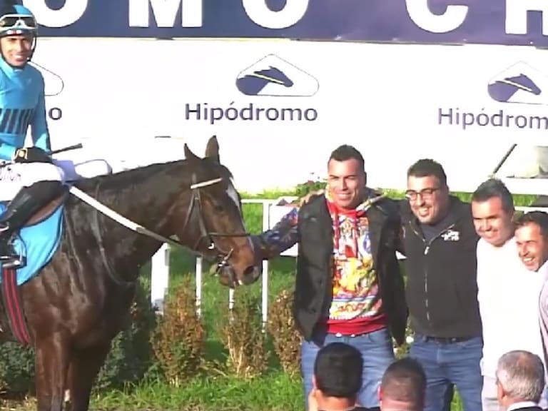 Esteban Paredes y Leo Monje celebran tras triunfo de su caballo en dramática carrera en el Hipódromo Chile