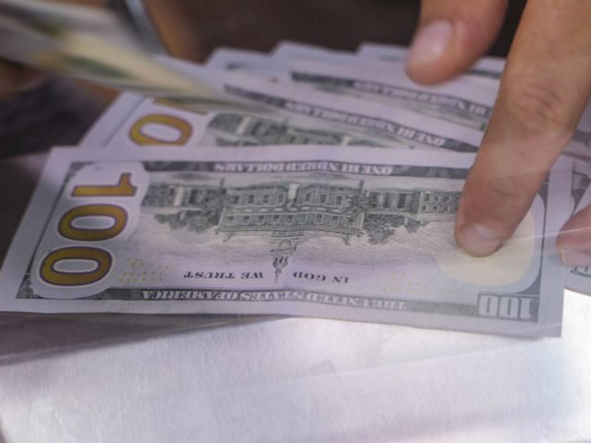 Dólar mantiene su tendencia a la baja y se posiciona en los 920 pesos