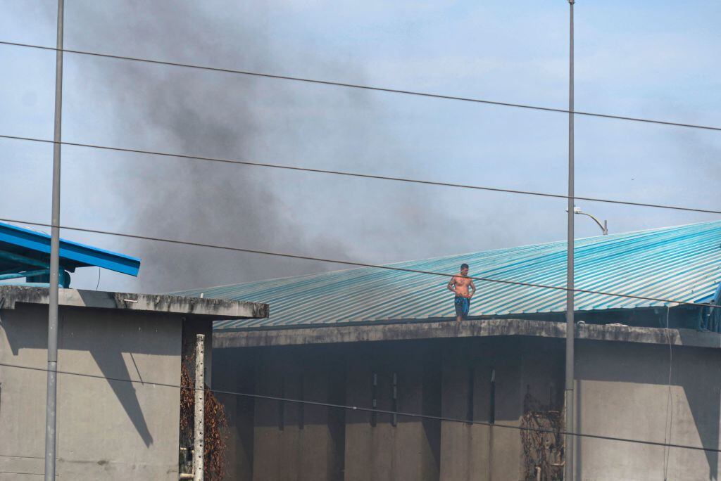 El humo sale de la cárcel de Guayaquil en medio de un motín