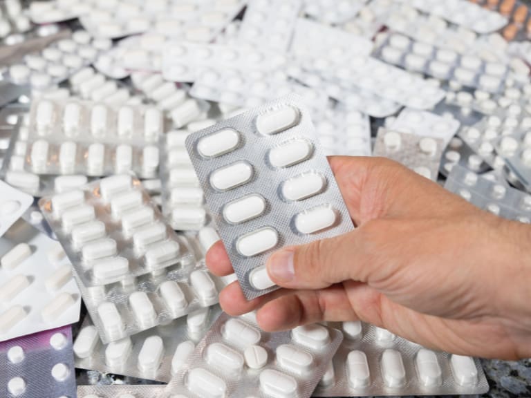 Tras retos virales de adolescentes: Minsal alerta que intoxicaciones por paracetamol han aumentado un 500%