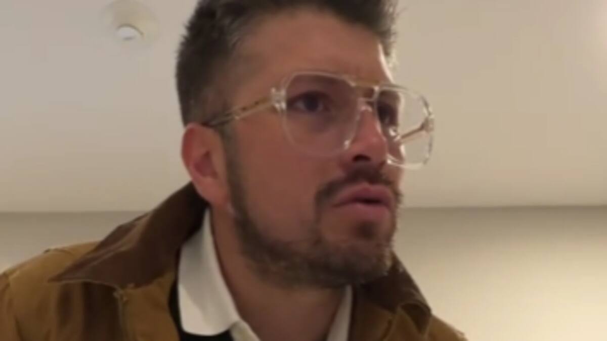 Influencer finge no reconocer a su esposo tras cirugía y su broma se vuelve viral
