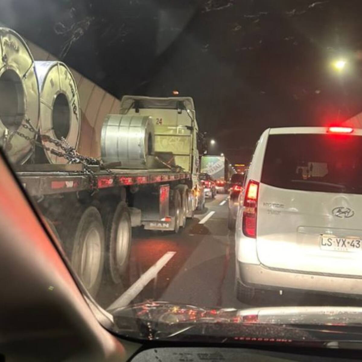 Grave accidente de tránsito al interior del túnel Zapata deja al menos un fallecido: involucra a un bus y tres camiones