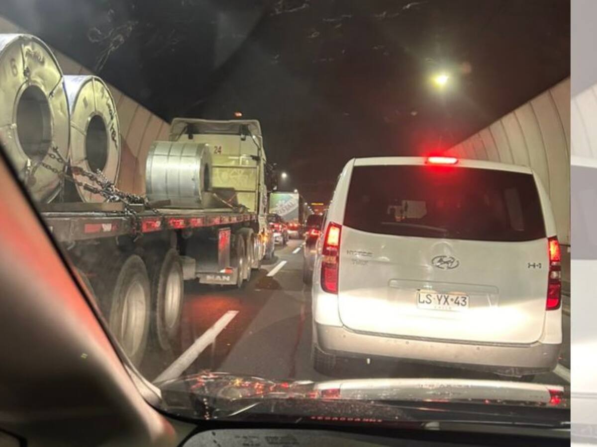 Grave accidente de tránsito al interior del túnel Zapata deja al menos un fallecido: involucra a un bus y tres camiones