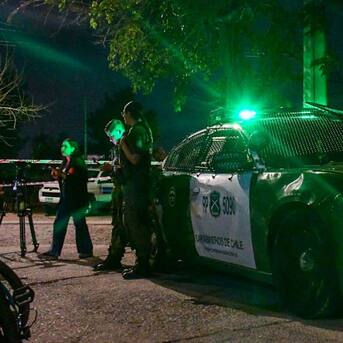 Estaba saliendo de una fiesta: hombre muere tras recibir un disparo en su cabeza en plena calle de Santiago