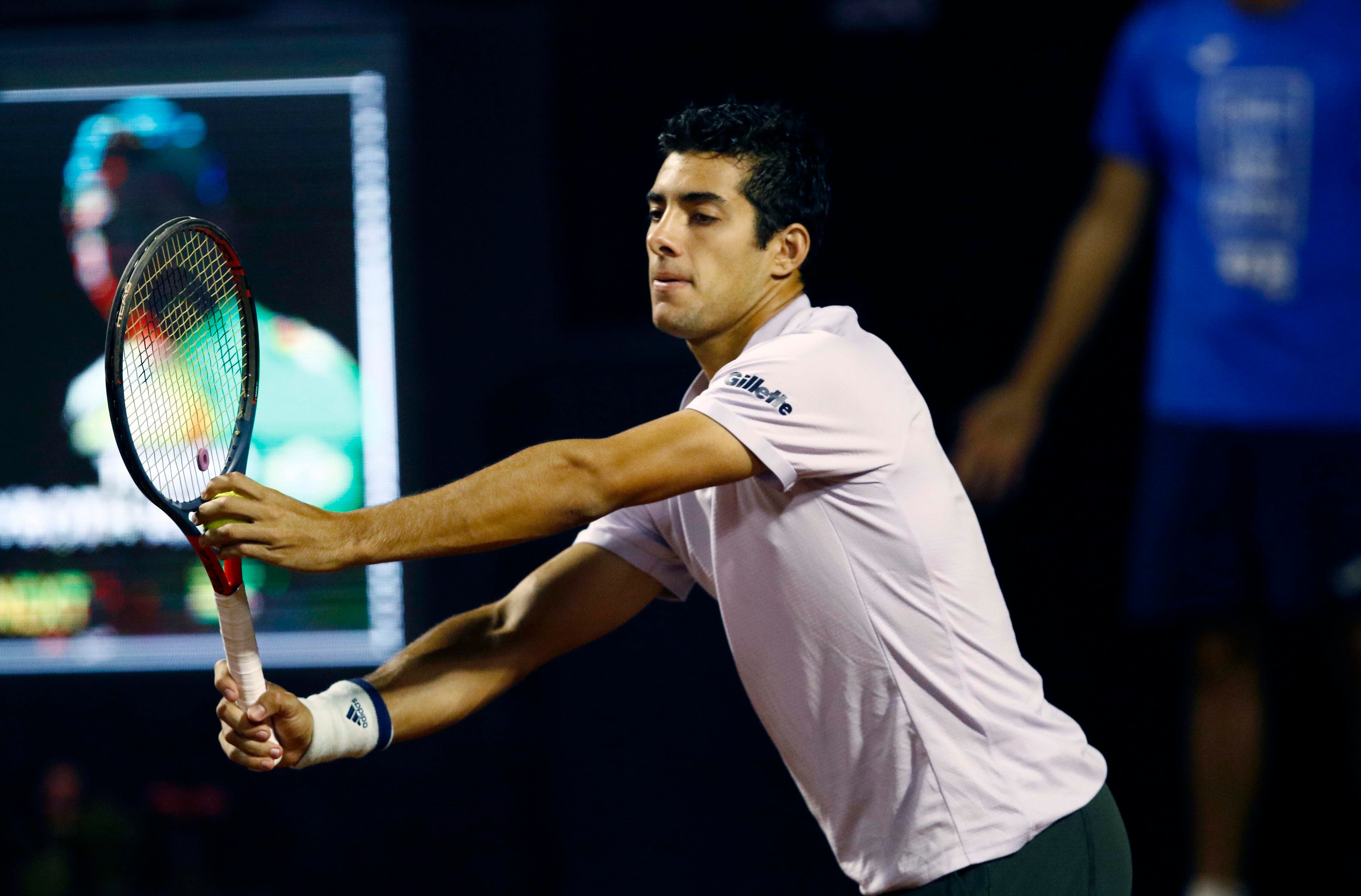 28 de Febrero 2020/ SANTIAGOEl tenista Cristian Garin (CH) realiza saque , durante el partido de cuartos de final contra el jugador Thiago Seyboth (BRA), valido por la ATP 250 Santiago, realizado en las canchas de tenis del Club Universidad Catlica en San Carlos de Apoquindo, ubicada en la Comuna de Las CondesFOTO: Jose Francisco Zuiga /AGENCIAUNO