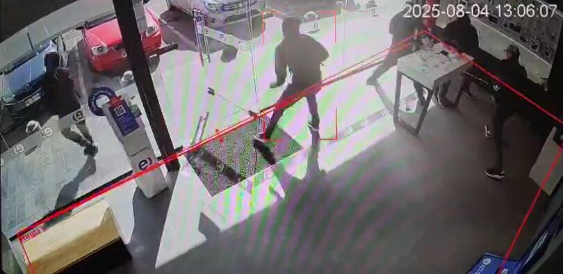 Estaban con uniforme escolar: cinco menores son detenidos por violento turbazo en tienda telefónica de Talagante