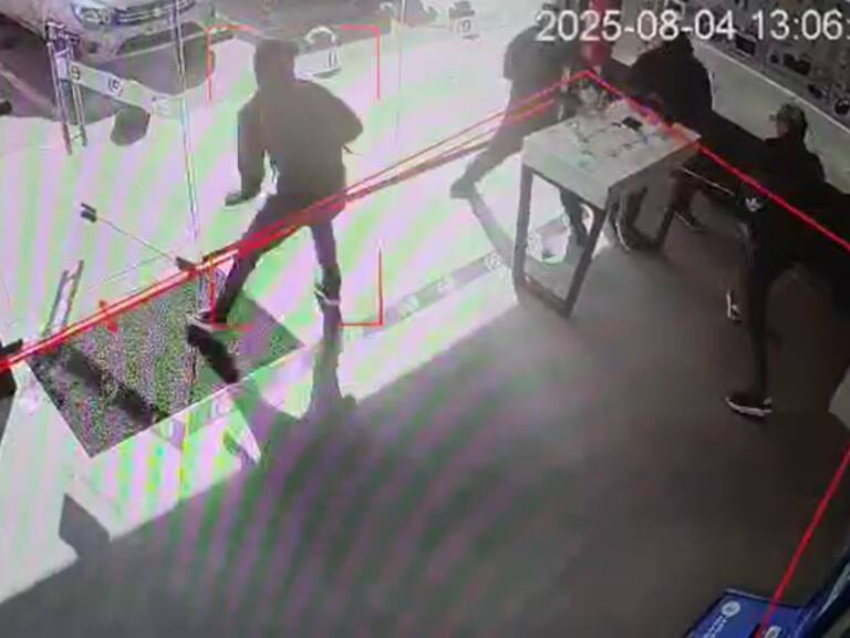 Estaban con uniforme escolar: cinco menores son detenidos por violento turbazo en tienda telefónica de Talagante