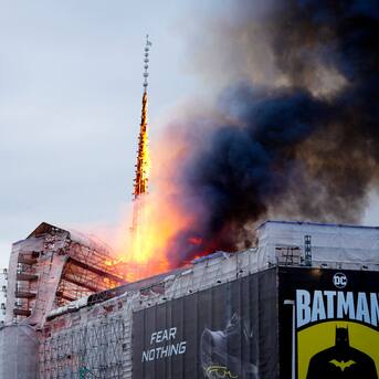 Gran incendio afecta el histórico edificio de la Bolsa de Copenhague en Dinamarca