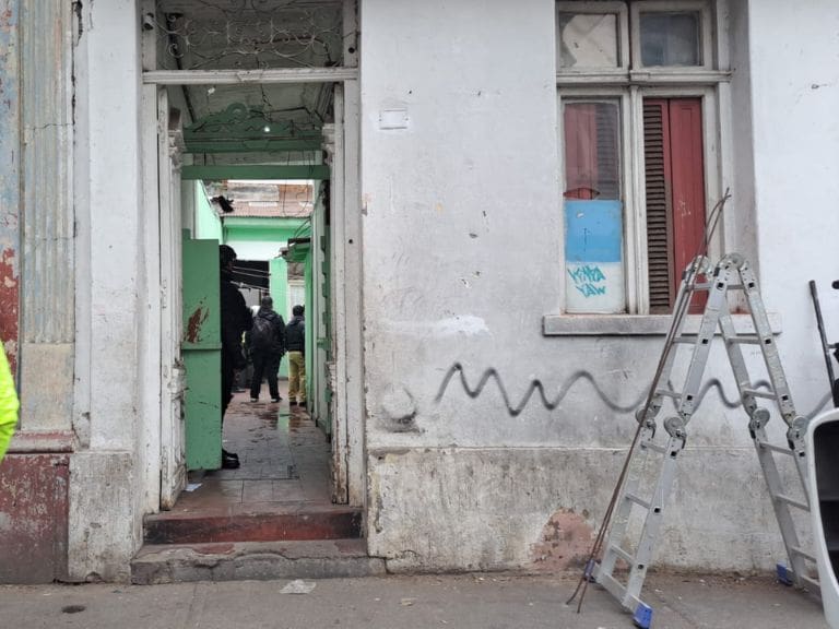 21 adultos, cinco niños y denuncias por fiestas, balaceras y tráfico de drogas: municipalidad de Santiago lleva a cabo nuevo desalojo de casa tomada