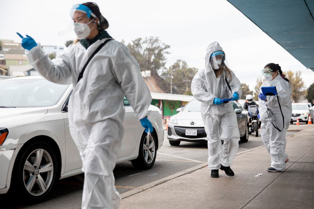 Trabajadoras de la salud realizan test del Covid-19 en San Francisco