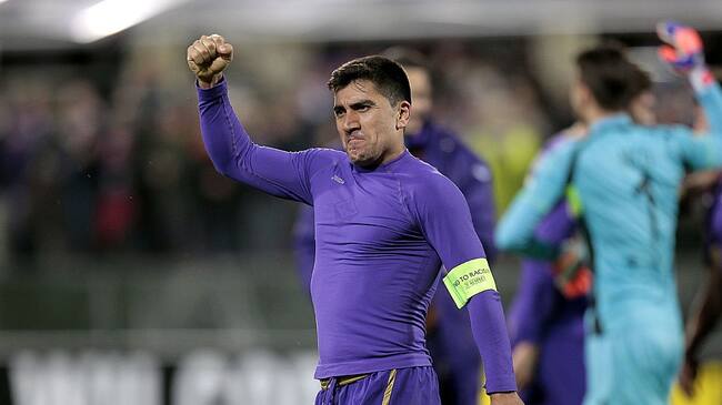 David Pizarro defendiendo a Fiorentina en la Europa League de la UEFA en 2015