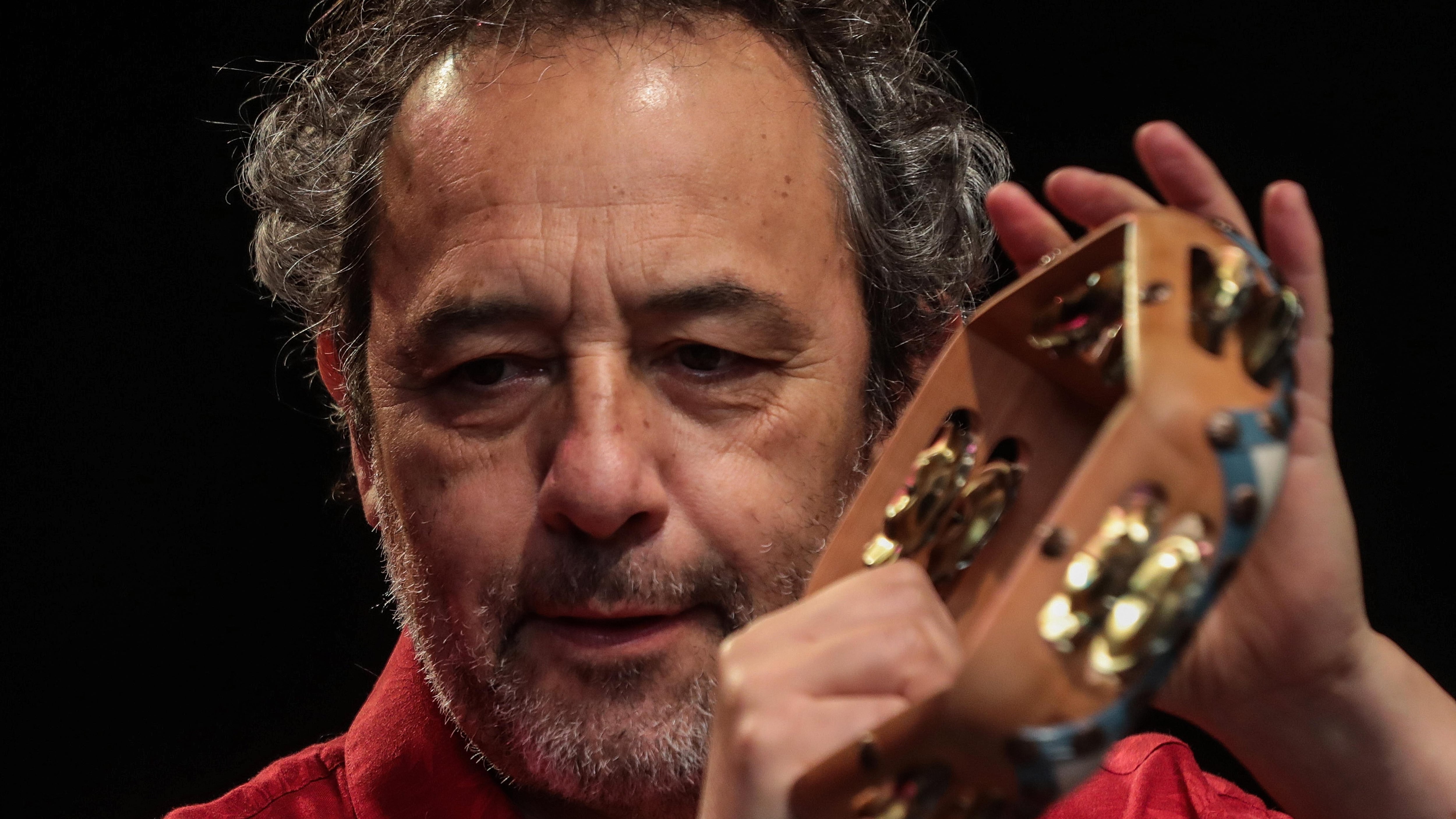 17 de noviembre del 2021/SANTIAGODaniel Muñoz, canta, durante un acto artístico en el anfiteatro del museo de Bellas Artes, que organizo el comando del candidato presidencial Gabriel Boric, donde participan representantes del mundo de las culturas, las artes y los patrimonios para sellar los compromisos específicos del sector.
FOTO: SEBASTIAN BELTRAN GAETE/AGENCIAUNO